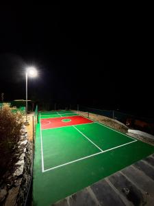 Tennis ja/või seinatennis majutusasutuses Mukteshwar I Cujos Krest I Backpackers Room või selle läheduses