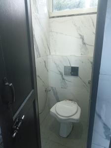 Vannituba majutusasutuses Mukteshwar I Cujos Krest I Backpackers Room