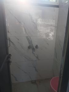 Vannituba majutusasutuses Mukteshwar I Cujos Krest I Backpackers Room