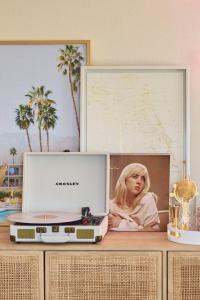 TV a/nebo společenská místnost v ubytování Luxury Villa, 25 Blocks From The Beach, Hot Tub