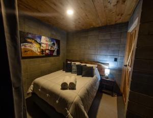 Postel nebo postele na pokoji v ubytování Cabaña Moderna de Montaña en Zarcero con Vistas y Bosque Neblinoso