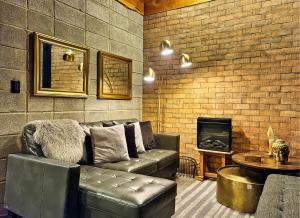 Posezení v ubytování Cabaña Moderna de Montaña en Zarcero con Vistas y Bosque Neblinoso