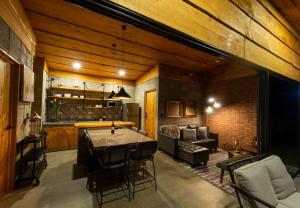 Posezení v ubytování Cabaña Moderna de Montaña en Zarcero con Vistas y Bosque Neblinoso + 28 fotografií