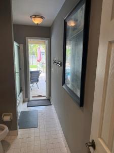 einen Flur mit einer Tür, die auf eine Terrasse führt in der Unterkunft Apartamento Coral springs in Coral Springs