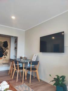 TV a/nebo společenská místnost v ubytování Lakaz Beach house