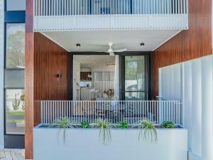 uma casa com uma varanda com plantas em Kai Residences em Cabarita Beach mais 61 fotografias