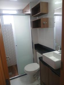 a small bathroom with a toilet and a sink at Belíssimo apartamento in Sao Paulo