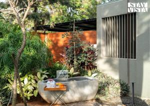 Κήπος έξω από το StayVista at Prana Zen House with Pool and BBQ