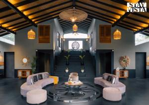 Χώρος καθιστικού στο StayVista at Prana Zen House with Pool and BBQ +41 φωτογραφίες