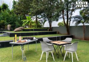 Κήπος έξω από το StayVista at Prana Zen House with Pool and BBQ