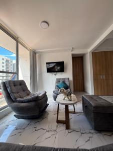 Televiisor ja/või meelelahutuskeskus majutusasutuses Apartamento con Piscina en Ricaurte