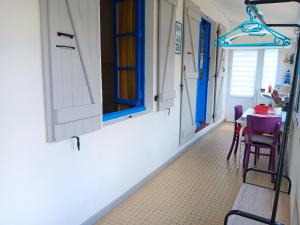 Maisonnette Individuelle Proche Centre Ville à La Faute-sur-Mer - FR-1-476-131 في لا فاوت سور مير: ممر به طاولة وكراسي في منزل