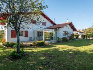 une maison blanche avec un arbre dans la cour dans l'établissement Maison familiale à Parentis-en-Born, 6 pers. - Proche lac et plages - Ménage inclus - FR-1-319-531, à Parentis-en-Born