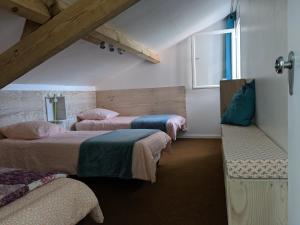 1 Schlafzimmer mit 3 Betten und einem Fenster in der Unterkunft Maison 3* à Hendaye, proche plage et commerces, jardin privé, parfait pour familles et amis - FR-1-239-492 in Hendaye
