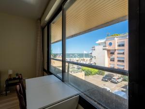 Zimmer mit einem großen Fenster mit Blick auf den Strand in der Unterkunft Arcachon Centre - Studio Confortable Proche Plage, Wifi - FR-1-319-423 in Arcachon