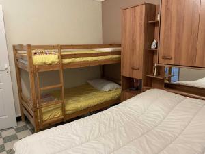 ein Zimmer mit zwei Etagenbetten und einem Bett in der Unterkunft Maisonette plain-pied avec cour fermée, proche plage et commerces - FR-1-476-248 in La Faute-sur-Mer