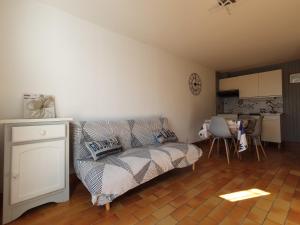 un salon avec un canapé et une cuisine dans l'établissement Maisonnette conviviale proche plage pour 4 pers. - FR-1-476-174, à La Faute-sur-Mer