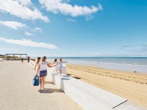 a group of women walking along the beach at Notre-Dame-de-Monts (85) - Maison de vacances 61m² environ - 8 personnes - FR-1-540-164 in Notre-Dame-de-Monts