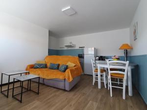 un salon avec un canapé et une table dans l'établissement Studio neuf confortable près du port pour 2 à L'Aiguillon-sur-Mer - FR-1-476-194, à LʼAiguillon-sur-Mer