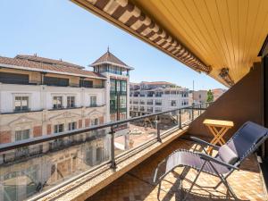 a balcony with chairs and a view of a city at Grand Studio Rénové, Balcon, Centre-Ville Arcachon, à 50m de la Plage, Tout Équipé - FR-1-319-516 in Arcachon