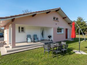 ein Haus mit einem Tisch und Stühlen im Hof in der Unterkunft Belle Maison Rénovée - Biscarrosse Lac - 6 Pers. - Ménage Inclus - FR-1-319-590 in Biscarrosse