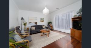 阿米代尔Boutique Cottage on Mann的客厅里有一张沙发和一张桌子。