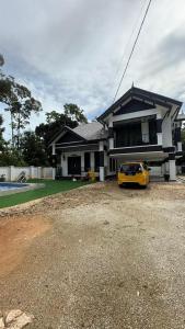 Bygningen som feriehuset ligger i + 5 billeder