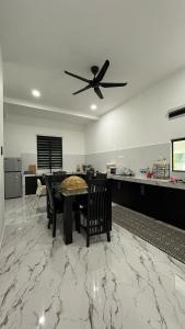 Kuchyň nebo kuchyňský kout v ubytování Rumah Singgah Jerteh