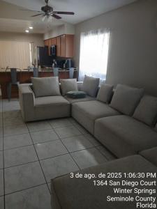 Χώρος καθιστικού στο Maxx Maximum Comfort LLC