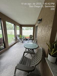 Χώρος καθιστικού στο Maxx Maximum Comfort LLC