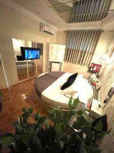 a bedroom with a bed and a living room with a tv at Hotel Motel Paradiso - Tapera-RS in Tapera +10 photos