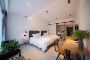 Postel nebo postele na pokoji v ubytování Zhangjiajie Clamshell Youth Hotel