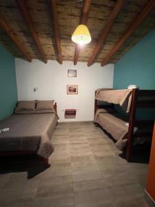 Schlafzimmer mit 2 Betten und Deckenbeleuchtung in der Unterkunft Paraje la bendición in Tilcara + 4 Fotos