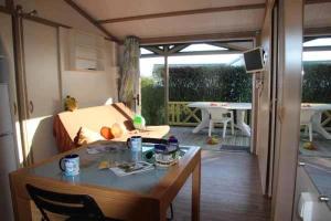 Cette petite chambre comprend un lit et une table. dans l'établissement Chalet 3 étoiles - Piscine - eeedeh, à Guérande