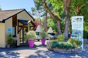 un magasin avec des plantes devant dans l'établissement Chalet 3 étoiles - Piscine - eeedeh, à Guérande