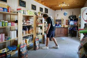 Un homme se tient dans un couloir de magasins dans l'établissement Chalet 3 étoiles - Piscine - eeedeh, à Guérande