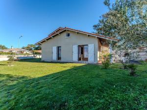 a small white house with a large yard at Maison 3 chambres avec jardin, proche plage et centre, Biscarrosse-Plage - FR-1-521-35 in Biscarrosse-Plage