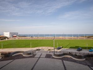 un parking avec deux voitures garées dans un parc dans l'établissement Appartement T2 Biscarrosse - Climatisé, Parking, 4 pers, Centre-Plage - FR-1-521-162, à Biscarrosse