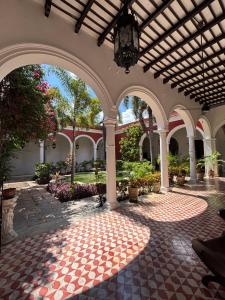 un patio vacío con suelo de baldosas y techo en VILLA MERIDA BOUTIQUE HOTEL - Adults Only, en Mérida