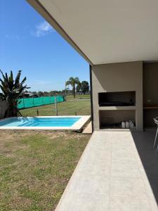 einem externen Blick auf ein Haus mit einem Pool in der Unterkunft mirante del cerro in Yerba Buena