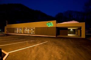 ein Parkplatz vor einem Geschäft in der Nacht in der Unterkunft Yumoto Koganeyu in Jozankei