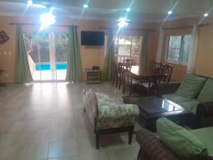 Χώρος καθιστικού στο 4 bedroom villa, private pool, ocean view, security