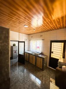 una cucina con un lavello e un piano di lavoro di Guesthouse a Lusaka