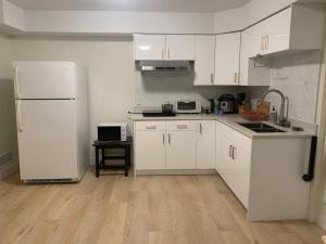 Η κουζίνα ή μικρή κουζίνα στο Modern 2-Bedroom suite