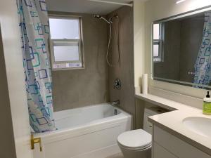 Ένα μπάνιο στο Modern 2-Bedroom suite