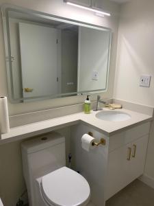 Ένα μπάνιο στο Modern 2-Bedroom suite