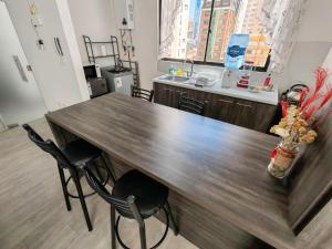 een grote houten tafel in een kamer met stoelen bij FLOREZ APT6 - Céntrico, acogedor con calefacción in La Paz +8 foto's