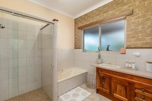 Un baño con ducha, bañera y lavabo. en River Murray Views, en Nildottie 37 fotos más
