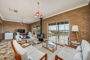 una sala de estar con una pared de ladrillo en River Murray Views, en Nildottie