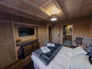 Postel nebo postele na pokoji v ubytování Chalet cosy avec jacuzzi, billard, wifi et animaux admis pour 8 personnes - FR-1-836-32